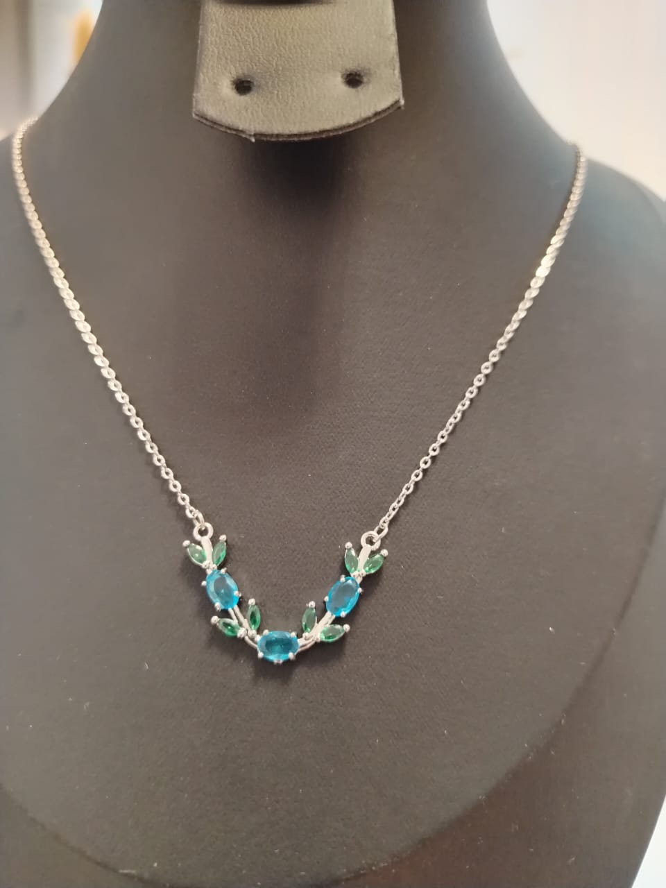 Collier Floral Étincelant – Saphirs & Émeraudes