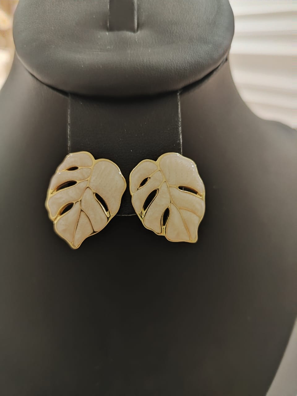 Boucles d'Oreilles Feuille Exotique Émaillée