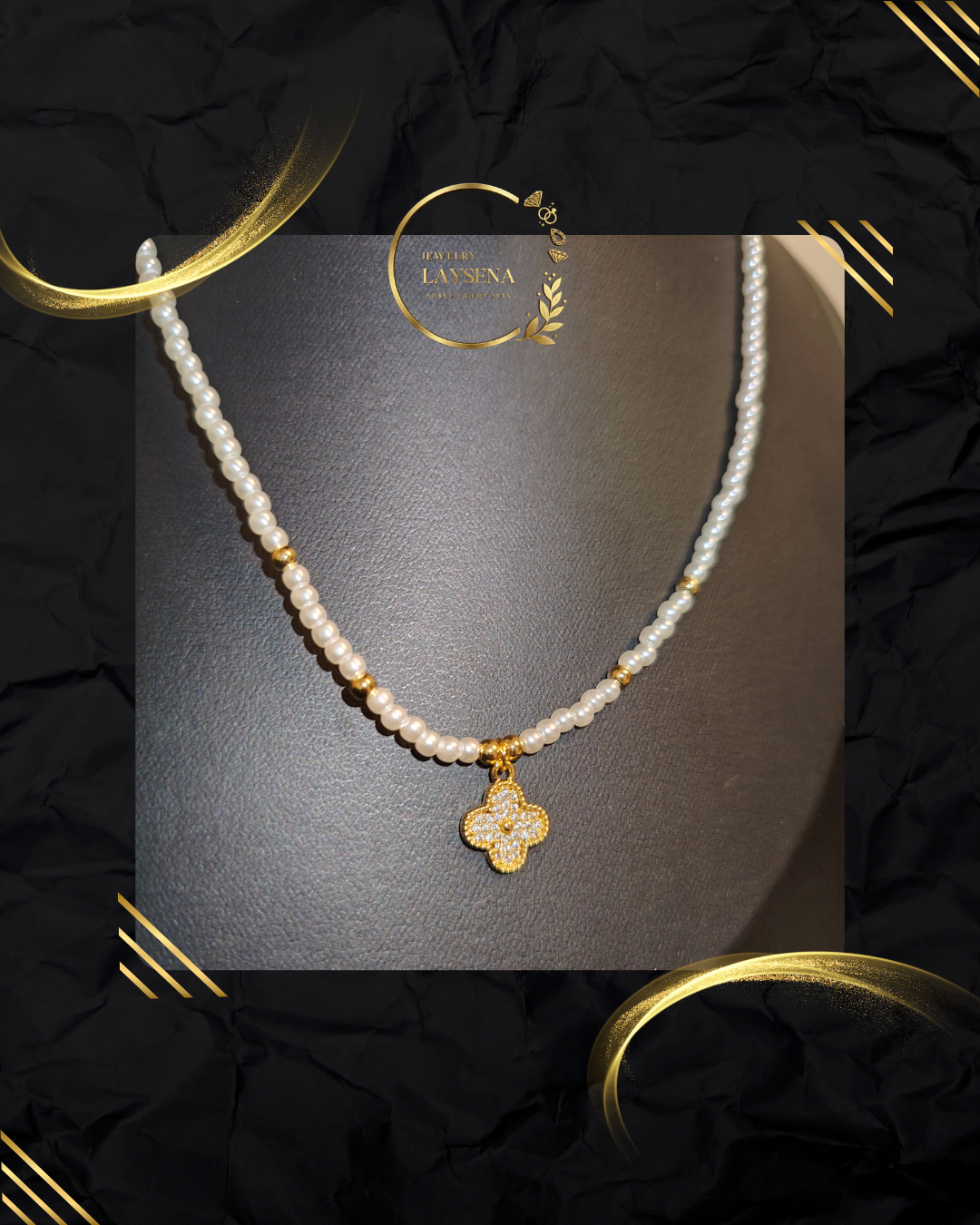 Collier Perles Blanches – Pendentif Trèfle & Fleur Pavé Doré
