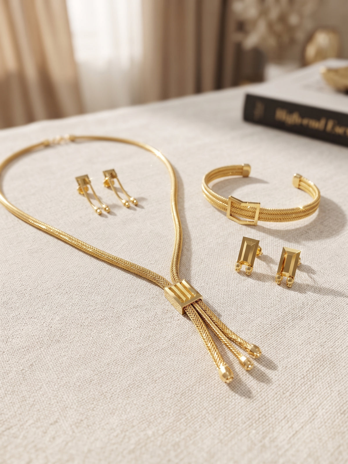 Parure Cascade Dorée – Collier Cravate, Bracelet & Boucles d’Oreilles