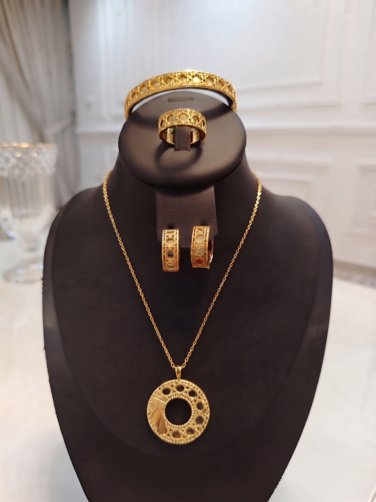 Parure Élégance Dorée – Collier, Bague, Boucles & Bracelet