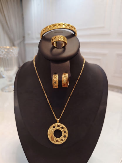 Parure Élégance Dorée – Collier, Bague, Boucles & Bracelet