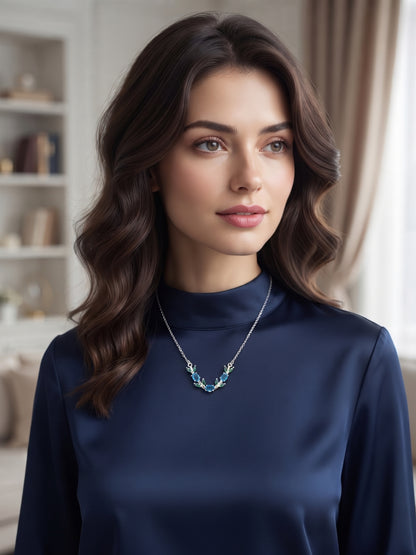 Collier Floral Étincelant – Saphirs & Émeraudes