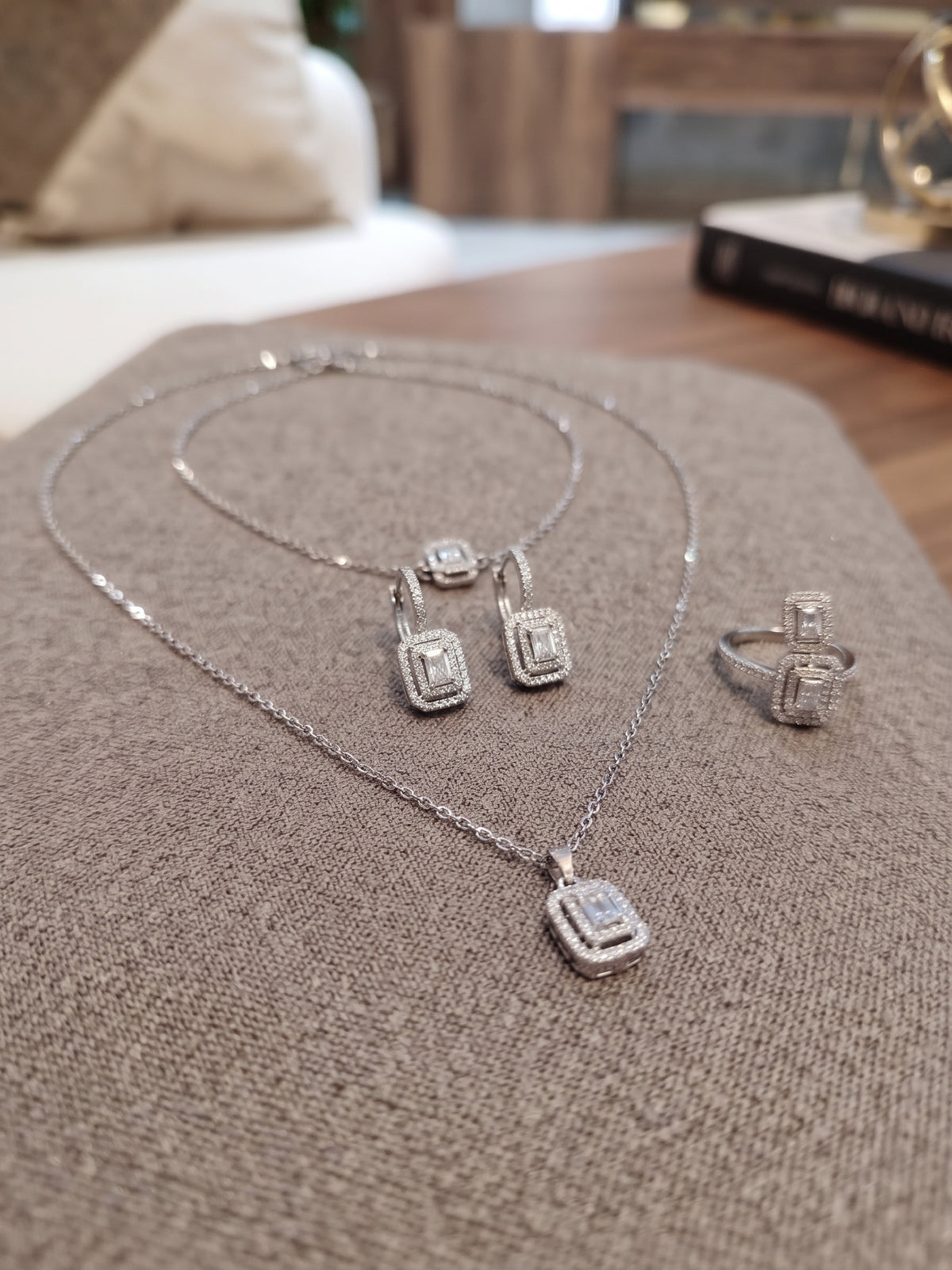 Parure Solitaire Émeraude & Zirconiums – Collier, Bague, Boucles & Bracelet