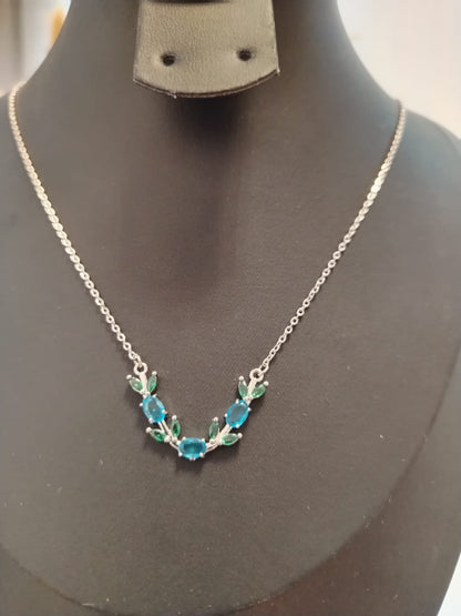 Collier Floral Étincelant – Saphirs & Émeraudes
