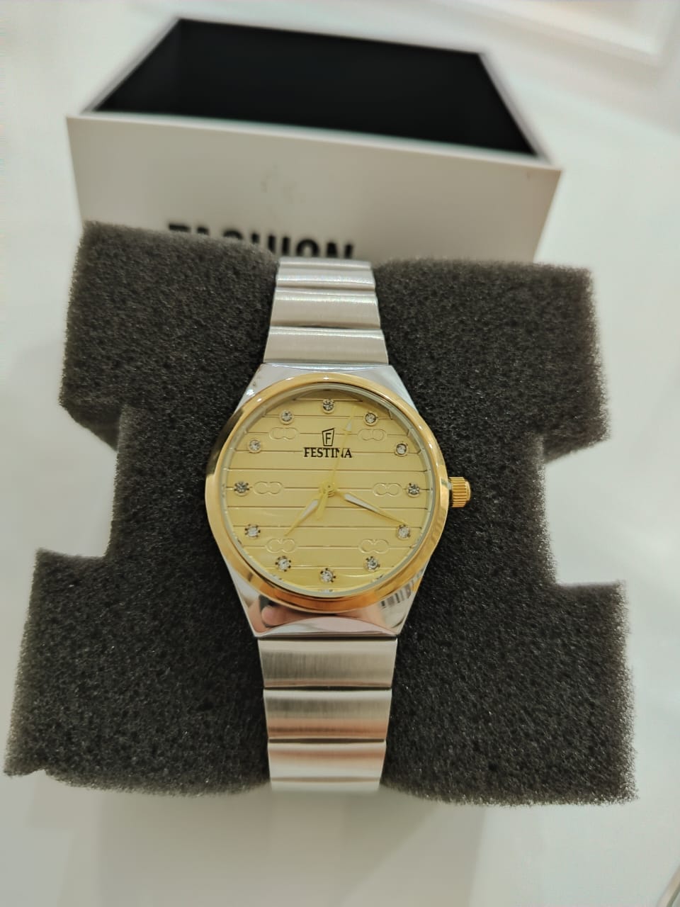 Montre Élégante Dorée Festina – Cadran Solaire & Zirconiums