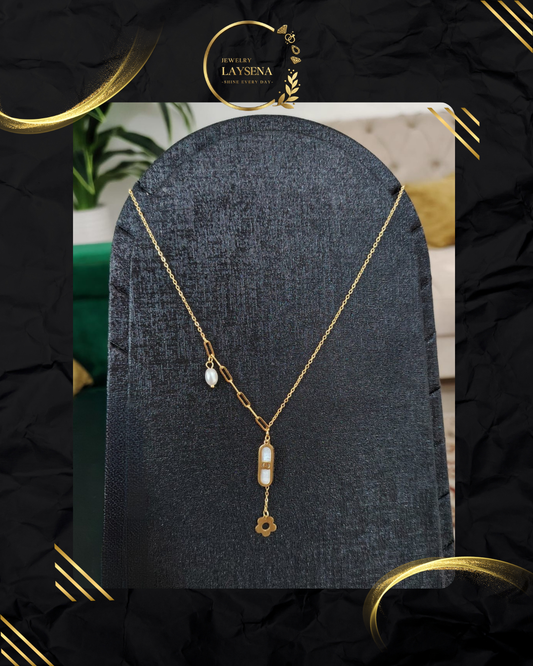 Collier Massika – Plaque Capsule, Perle Baroque & Fleur Dorée