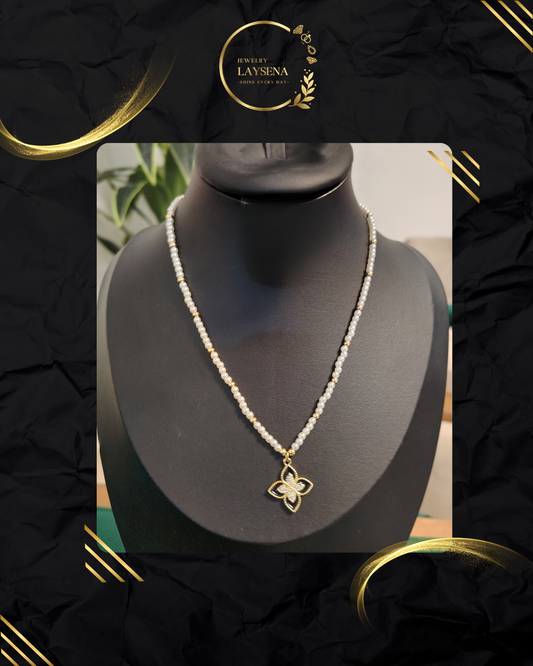 Collier Perles Blanches – Pendentif Trèfle & Fleur Pavé Doré