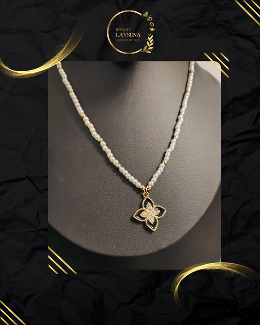 Collier Perles Blanches – Pendentif Trèfle & Fleur Pavé Doré
