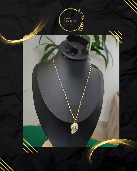 Collier Coquillage Spirale – Nacre & Zircons sur Chaîne Dorée Torsadée