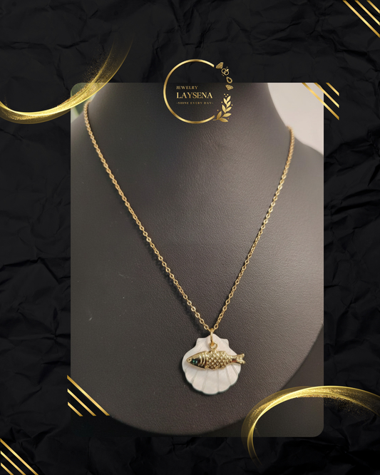 Collier Coquille Saint-Jacques – Poisson Doré Sculpté & Nacre Naturelle