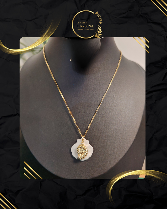 Collier Coquille Saint-Jacques – Nacre Naturelle & Médaillon Soleil Doré