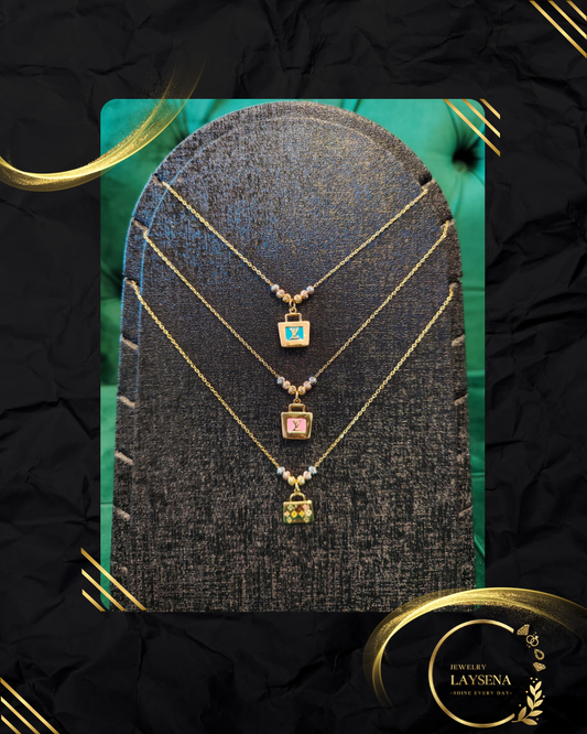 Collier Cadenas Émaillé – Pendentif Cadenas Coloré & Chaîne Dorée Perles Bicolores