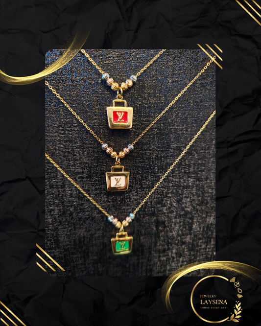 Collier Cadenas Émaillé – Pendentif Cadenas Coloré & Chaîne Dorée Perles Bicolores