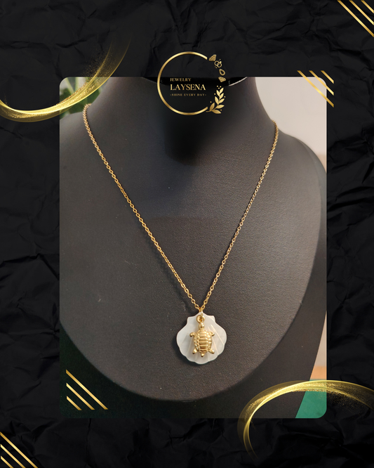 Collier Coquille Saint-Jacques – Tortue Dorée Sculptée & Nacre Naturelle