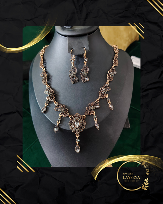 Parure Orientale Vintage – Collier & Boucles d’Oreilles Filigrane Doré & Cristaux
