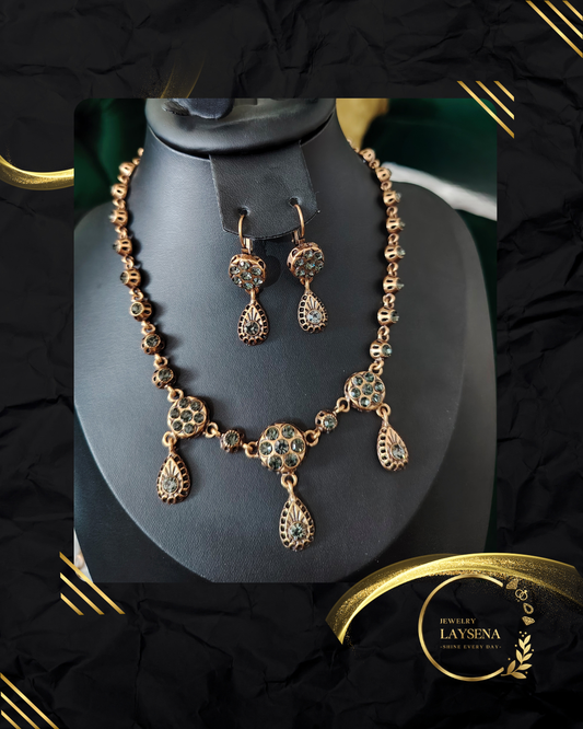 Parure Orientale Vintage – Collier & Boucles d’Oreilles Filigrane Doré & Cristaux