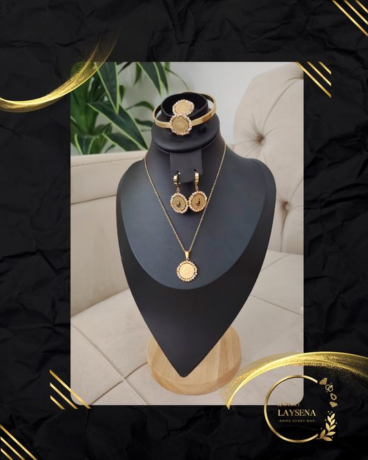 Parure 4 Pièces Dorée – Médaillon Pièce Zircons, Collier, Bracelet Jonc & Boucles Créoles