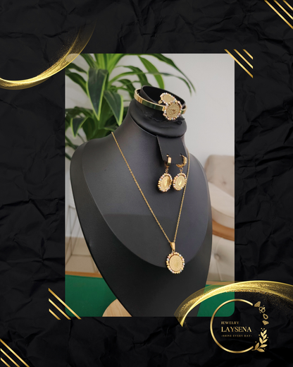 Parure 4 Pièces Dorée – Médaillon Pièce Zircons, Collier, Bracelet Jonc & Boucles Créoles