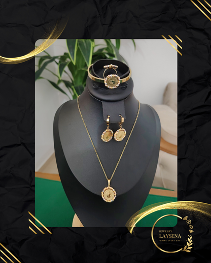 Parure 4 Pièces Dorée – Médaillon Pièce Zircons, Collier, Bracelet Jonc & Boucles Créoles