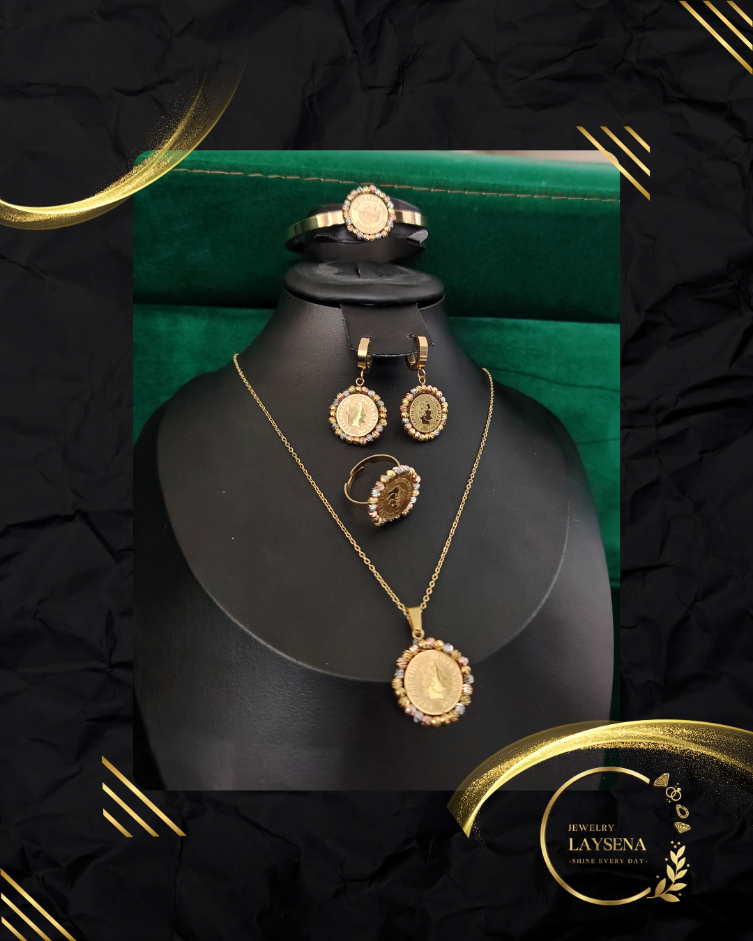 Parure 4 Pièces Dorée – Médaillon Pièce Zircons, Collier, Bracelet Jonc & Boucles Créoles