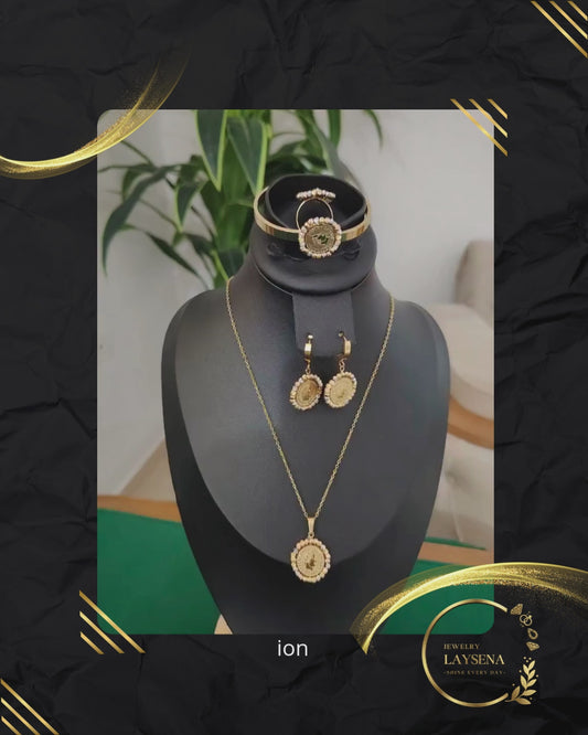 Parure 4 Pièces Dorée – Médaillon Pièce Zircons, Collier, Bracelet Jonc & Boucles Créoles